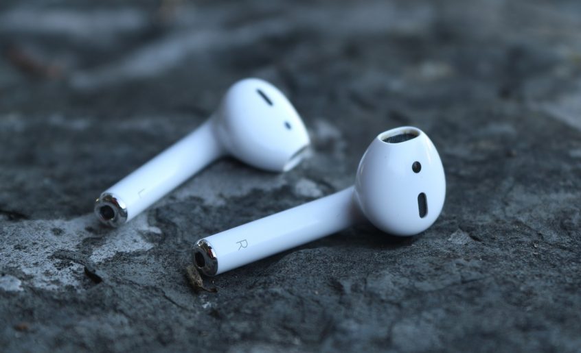 Penser aux Airpods pour écouter de la musique avec votre smartphone.